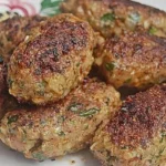 Türkische Hackröllchen mit Gurkenjoghurt und Salat