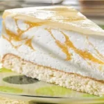 Wolkige Käsesahnetorte mit Pfirsichpüree