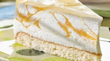 Wolkige Käsesahnetorte mit Pfirsichpüree