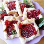 Blätterteigteilchen mit Johannisbeeren auf Vanillepudding