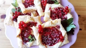 Blätterteigteilchen mit Johannisbeeren auf Vanillepudding