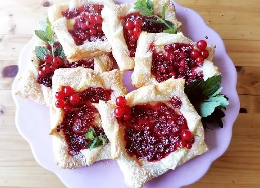 Blätterteigteilchen mit Johannisbeeren auf Vanillepudding