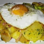 Bratkartoffeln mit Wurst und Spiegelei