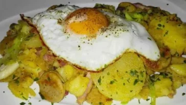 Bratkartoffeln mit Wurst und Spiegelei