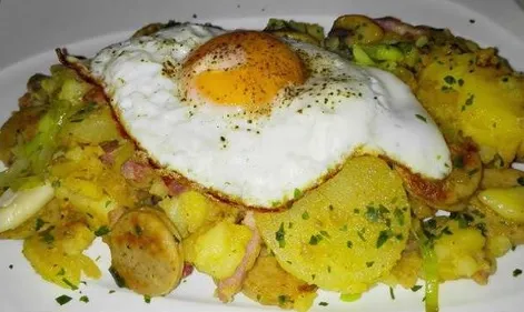 Bratkartoffeln mit Wurst und Spiegelei