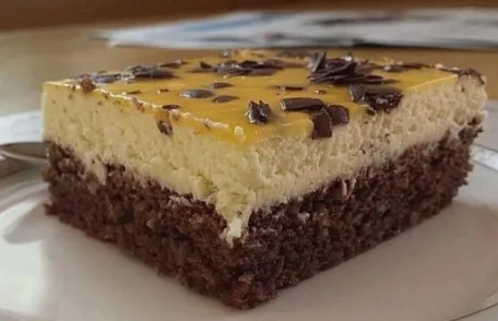 Eierlikörkuchen mit saftigem Nussboden