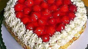 Herztorte mit Himbeeren