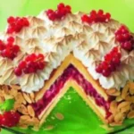 Johannisbeer-Torte mit Baiserhaube