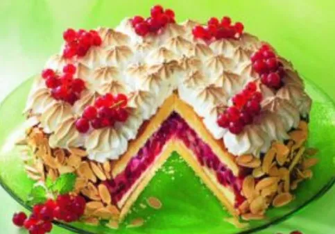 Johannisbeer-Torte mit Baiserhaube