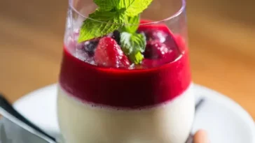 Panna cotta mit Erdbeersauce