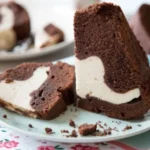 Schoko-Gugelhupf mit cremigem Käsekuchenherz