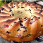 Buttermilch-Torte mit Blaubeeren und Himbeerens