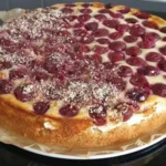 Verführerische Quark-Schmand-Torte mit Süßkirschen