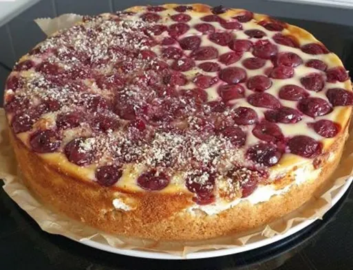 Verführerische Quark-Schmand-Torte mit Süßkirschen