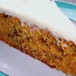 Amerikanischer Möhrenkuchen mit Frischkäseüberzug