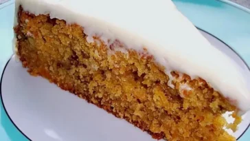 Amerikanischer Möhrenkuchen mit Frischkäseüberzug