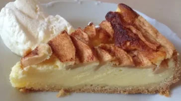 Apfel - Quark - Kuchen mit Zucker und Zimt