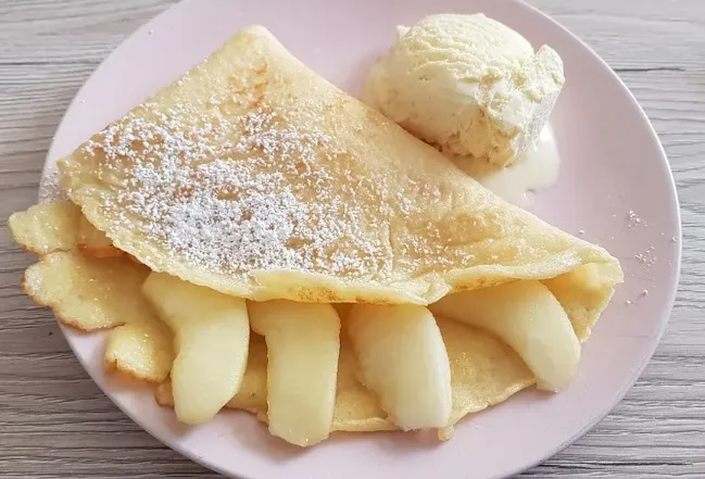 Crêpes mit karamellisierten Äpfeln