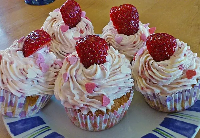 Erdbeer-Cupcakes mit Erdbeer-Mascarpone Frosting