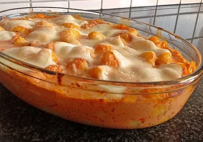 Gnocchi aus dem Ofen in Paprika-Tomaten-Sauce