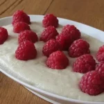 Illes leichtes Grießsüppchen mit gefrosteten Himbeeren