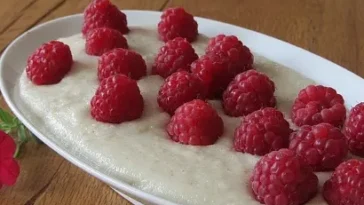 Illes leichtes Grießsüppchen mit gefrosteten Himbeeren