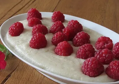 Illes leichtes Grießsüppchen mit gefrosteten Himbeeren