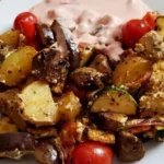 Mediterranes gebackenes Gemüse mit Joghurt und Tomatensauce - Kizartma