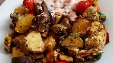 Mediterranes gebackenes Gemüse mit Joghurt und Tomatensauce - Kizartma