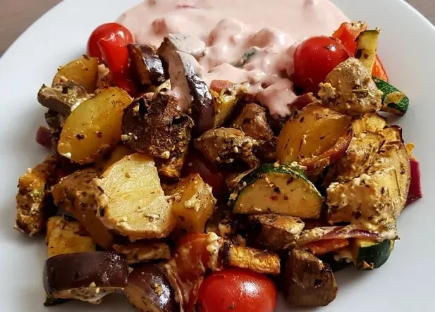 Mediterranes gebackenes Gemüse mit Joghurt und Tomatensauce - Kizartma