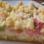 Rhabarberkuchen mit Quarkcreme und Streuseln