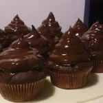 Schokoladenmuffins mit einem Marshmallowhut