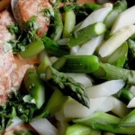 Spargel in rosa Basilikum-Käse-Sauce