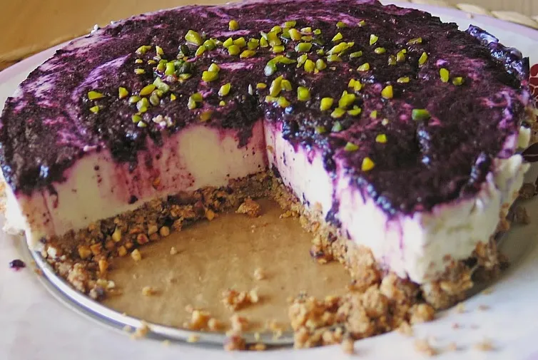 Blaubeer - Frischkäse Torte mit Crunchyboden