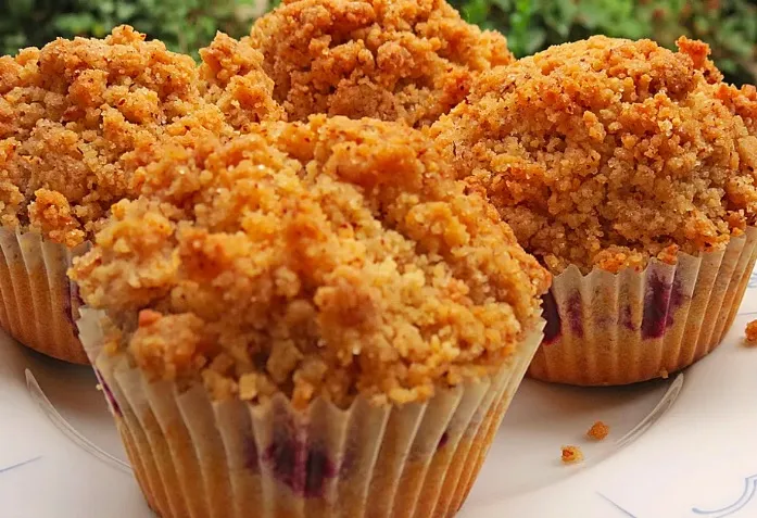 Brombeermuffins mit Nussstreusel