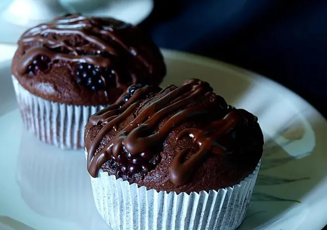 Double Chocolate Muffins mit Brombeeren