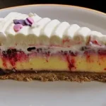 Käsekuchen mit Himbeeren und Cremebelag
