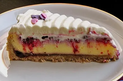 Käsekuchen mit Himbeeren und Cremebelag