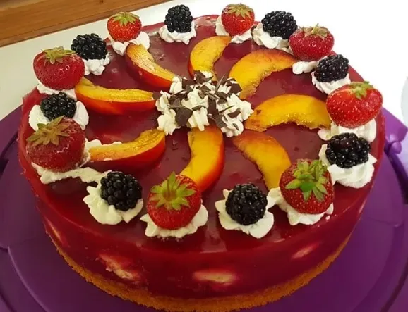 Rote Grütze - Torte gefüllt mit Mini - Windbeutel