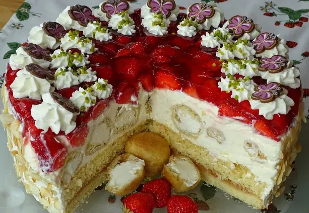 Windbeuteltorte mit Erdbeeren und Eierlikör