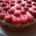 Windbeuteltorte mit Erdbeeren und Holunderblütensirup