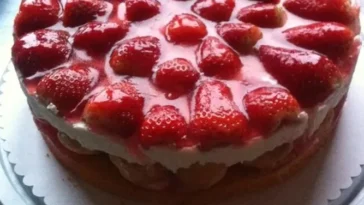 Windbeuteltorte mit Erdbeeren und Holunderblütensirup