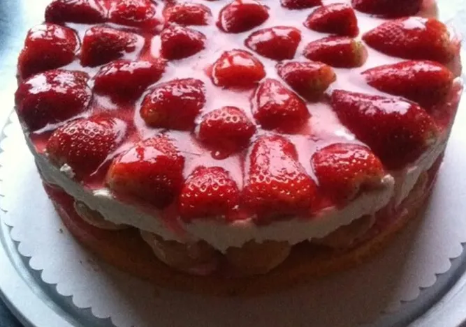 Windbeuteltorte mit Erdbeeren und Holunderblütensirup