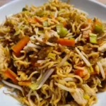 Chinesisch gebratene Nudeln mit Hühnchenfleisch