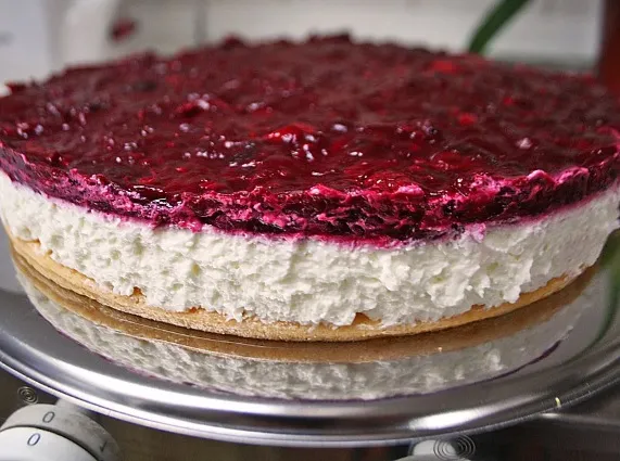 Fantakuchen mit Roter Grütze