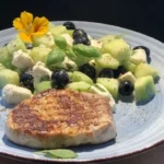 Gurkensalat mit Oliven und Mozzarella