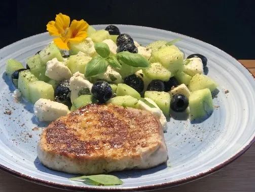 Gurkensalat mit Oliven und Mozzarella