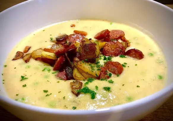 Kartoffelsuppe mit Erbsen und Mettwürstchen