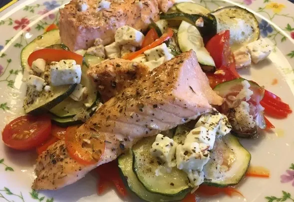 Low-Carb-Lachs mit Ofengemüse