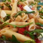 Mediterraner Nudelsalat mit Rucola